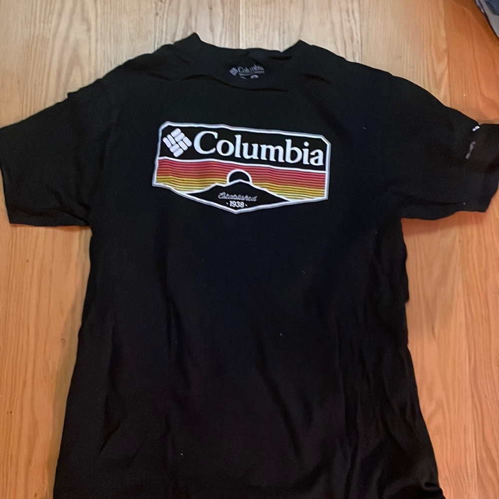 Mens medium Columbia tee